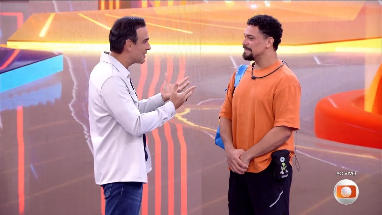 Vinícius se emociona ao encontrar Tadeu Schmidt, após sair do BBB 25: 'Sensação de dever cumprido'