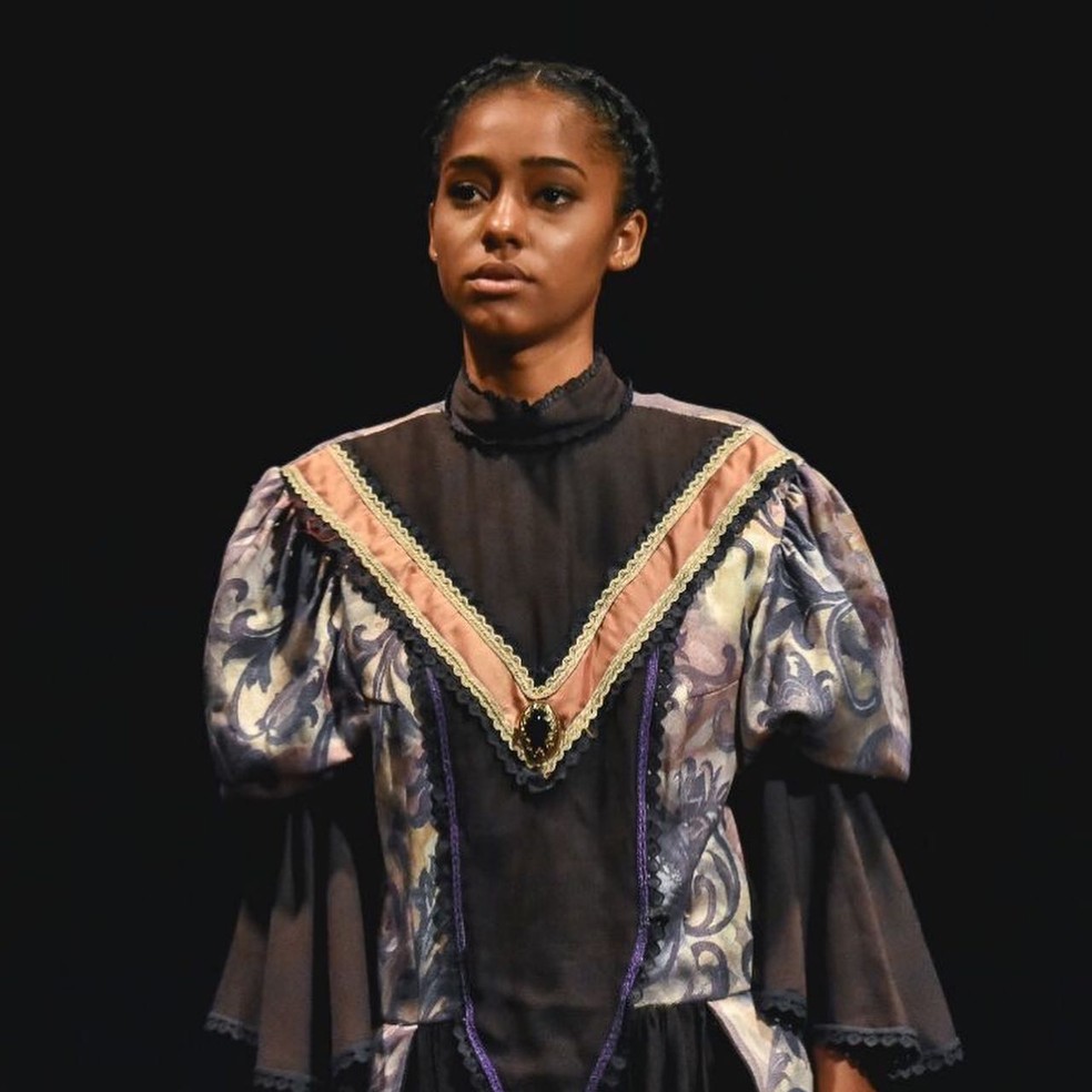 A atriz atuando em uma peça — Foto: Reprodução Instagram