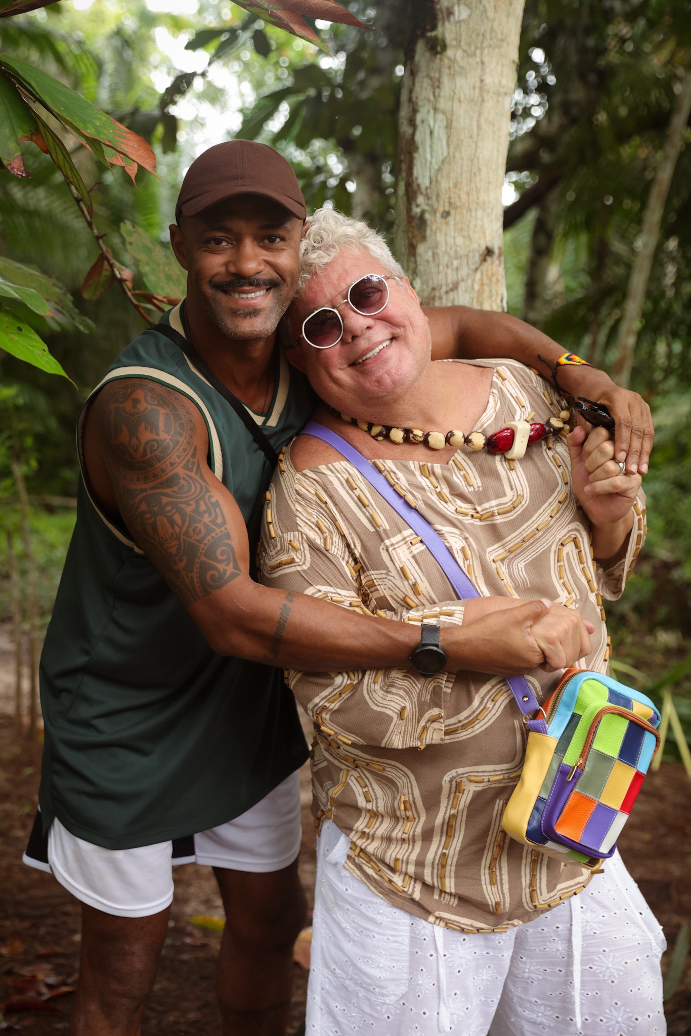 Milton Cunha posa com o namorado Vitor Moraes, em Manaus