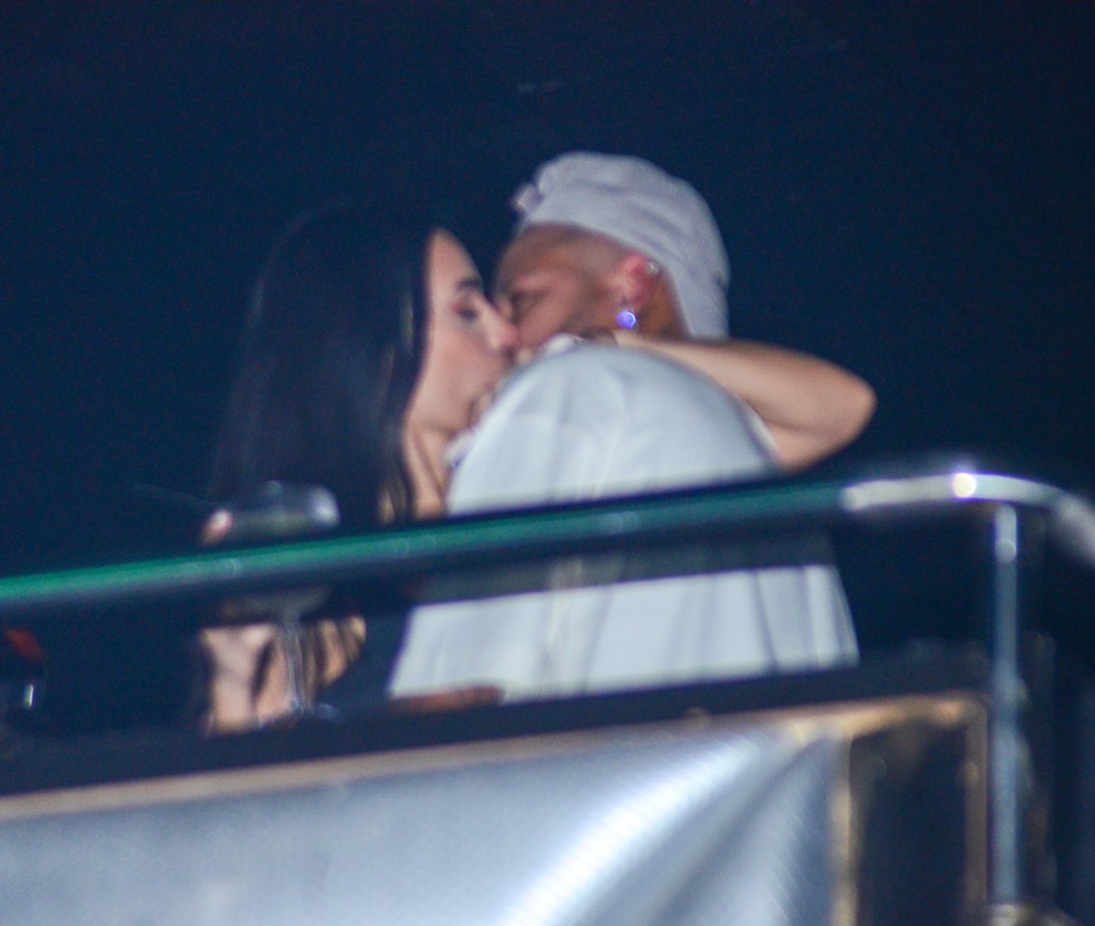 Bruna Biancardi e Neymar se beijam em show do Thiaguinho — Foto: AgNews