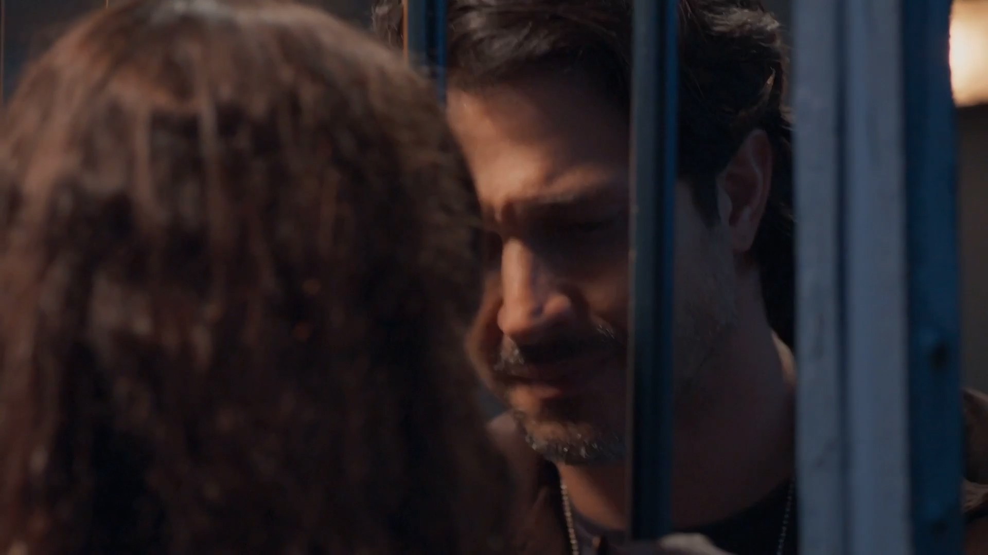 Três Graças: Gerluce e Paulinho fazem as pazes e se beijam por entre as grades da prisão