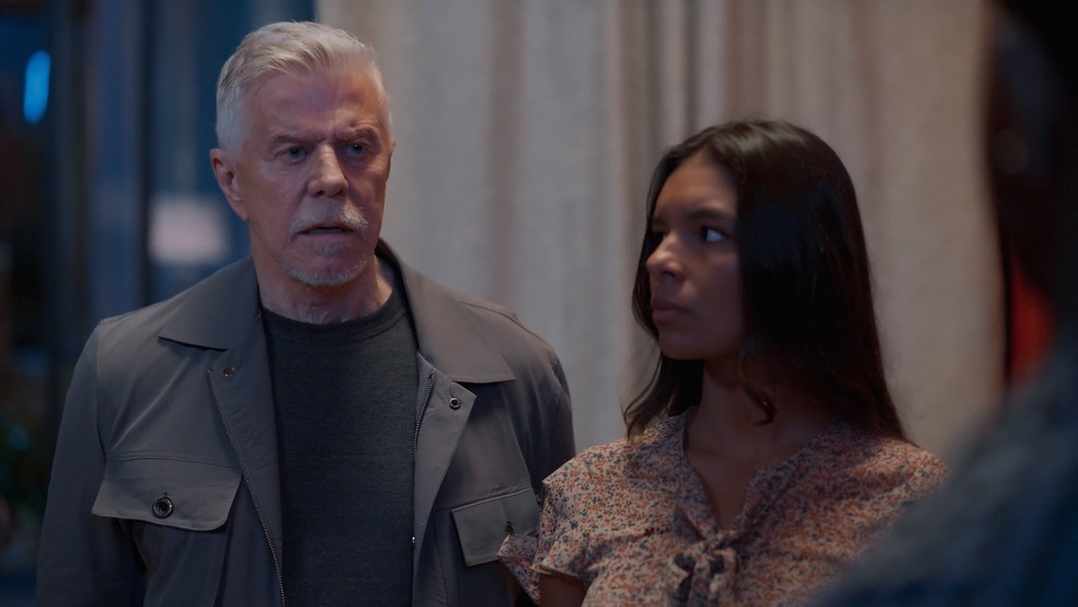 Kasper fica surpreso com pedido de Bagdá em Três Graças — Foto: Globo