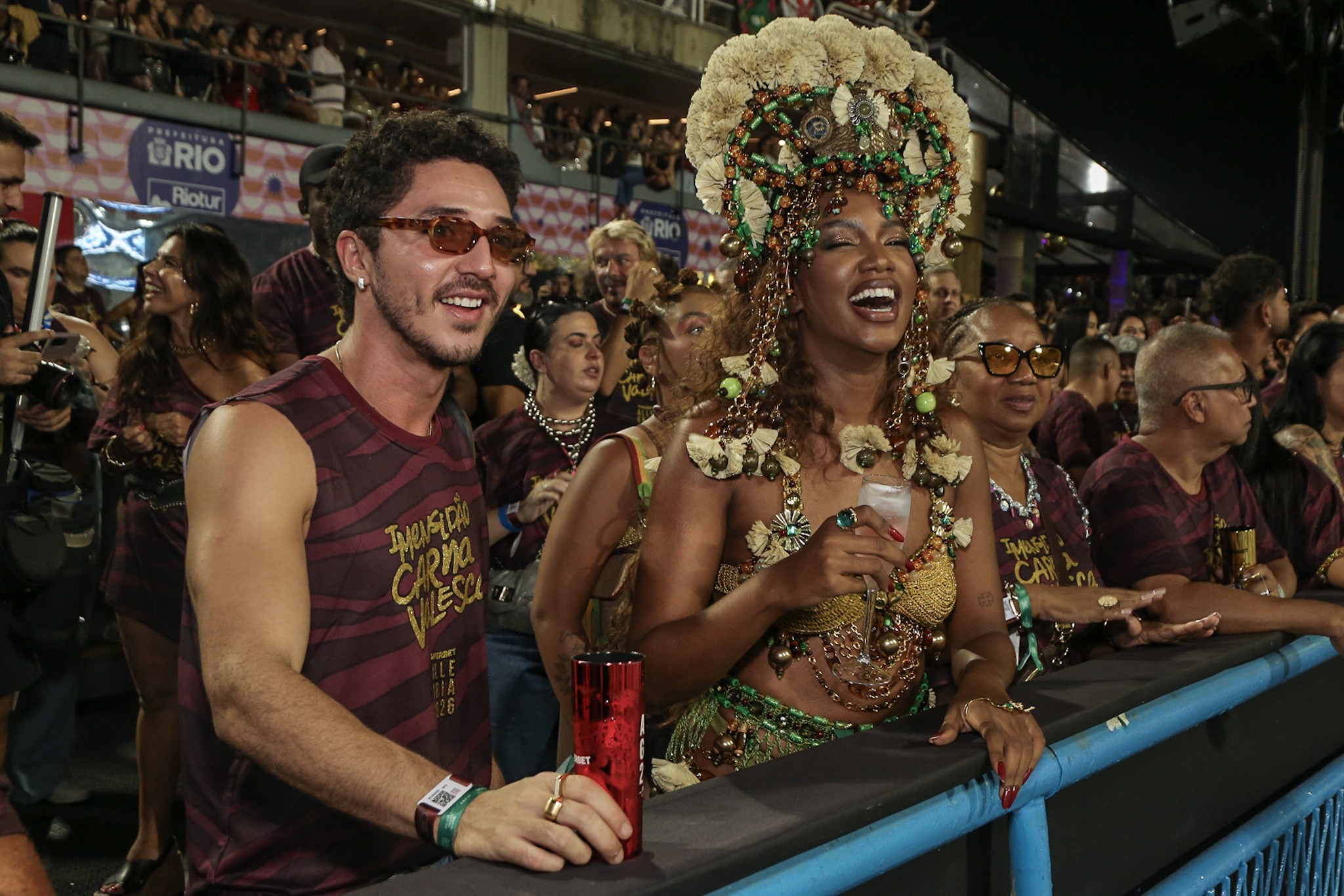 IZA volta com namorado à Sapucaí um dia após assumir romance