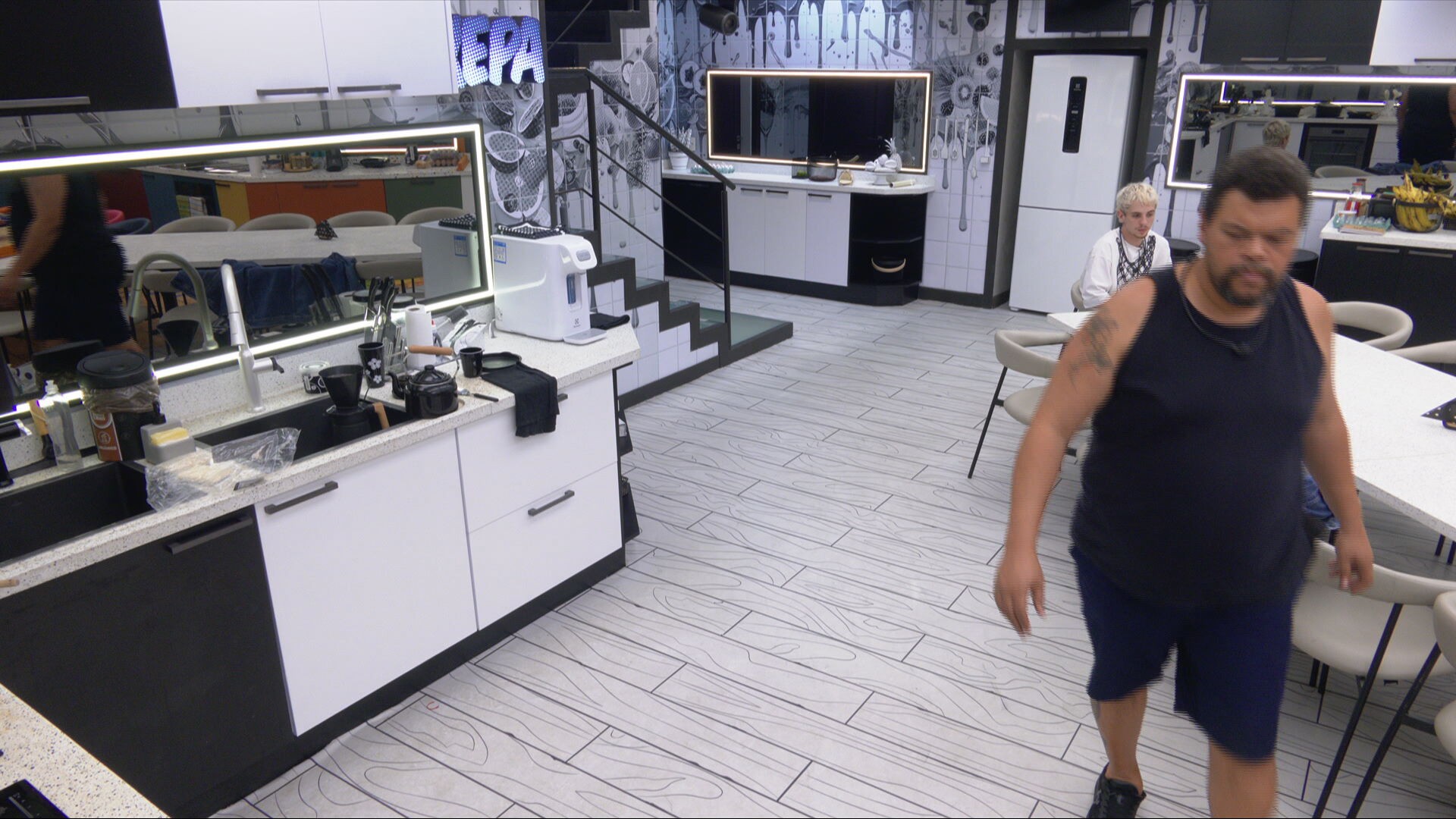 Babu Santana nega sugestão de conversa com sister feita por Juliano Floss, que diz: 'Que inferno'