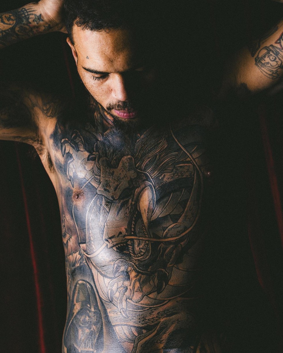 Chris Brown tem Shenlong, de 'Dragon Ball', tatuado no peito — Foto: Instagram