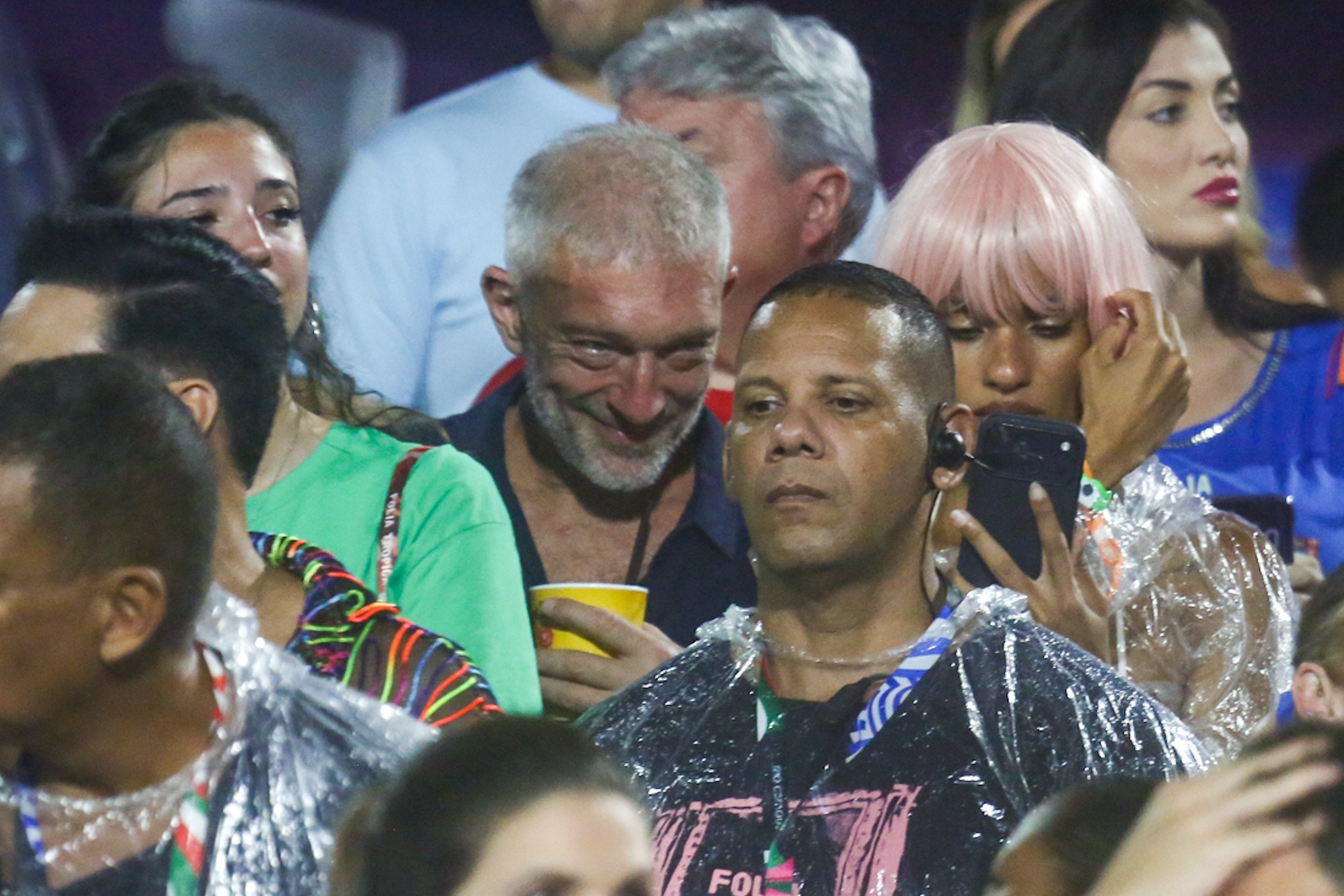 Esposa brasileira do ator francês Vincent Cassel, Narah Baptista ousa de tapa-mamilo na Sapucaí