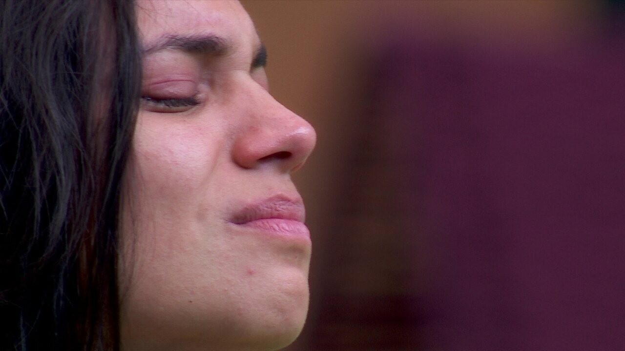 BBB 24: Alane chora no gramado ao ver a foto da família | Gshow