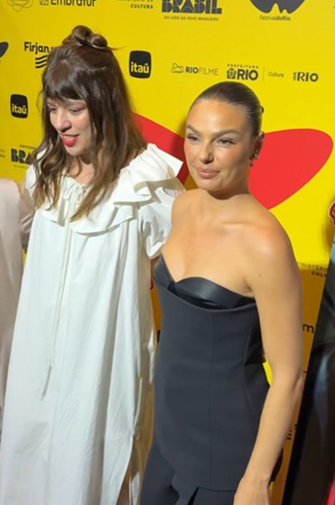 Isis Valverde chega para a estreia de 'Quarto do Pânico' no Festival do Rio