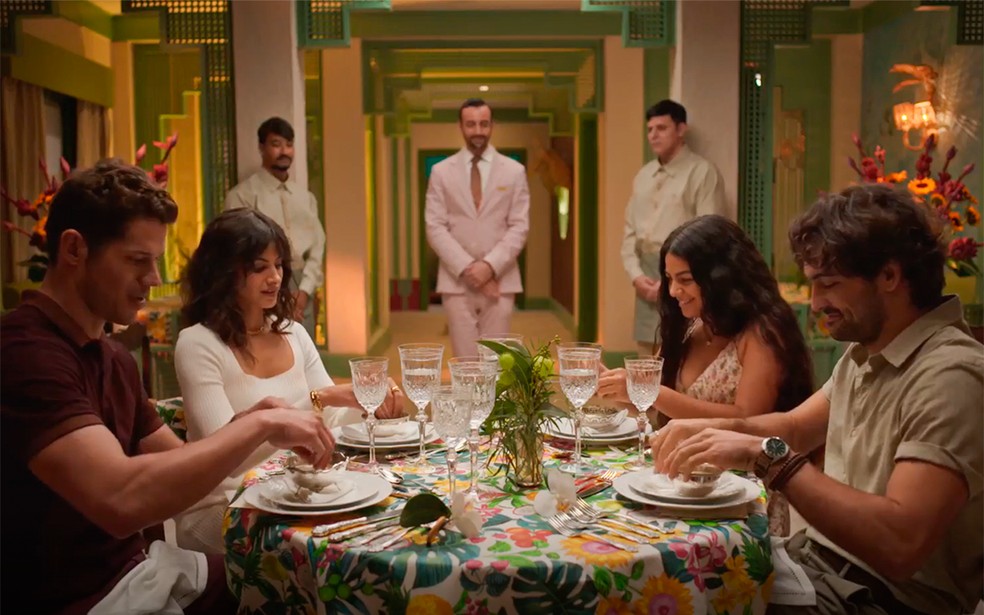 Marcelo Gouveia participa de jantar com Zélia Noronha, Quinota e Artur em No Rancho Fundo — Foto: Globo