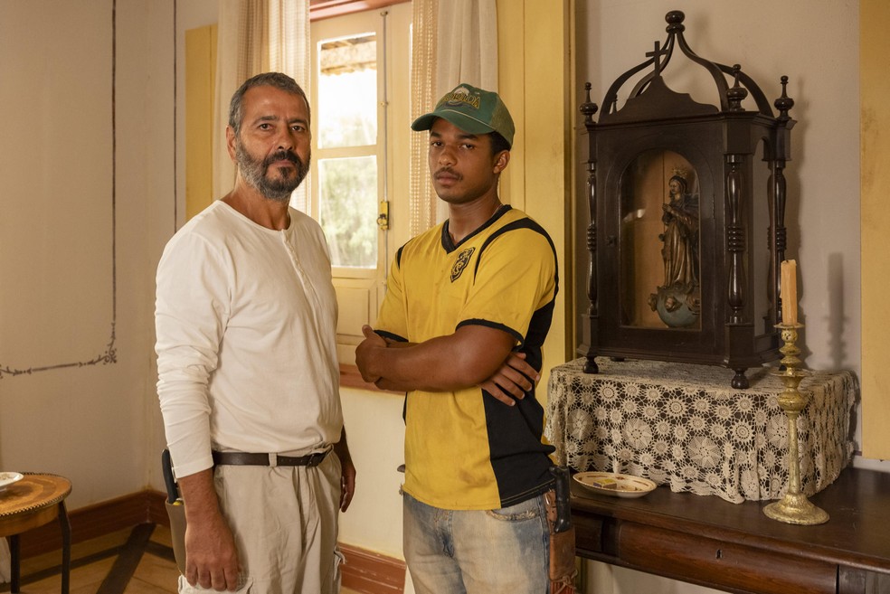 Na nova versão de Renascer, Marco Palmeira como José Inocêncio e Juan Paiva como João Pedro — Foto: Globo