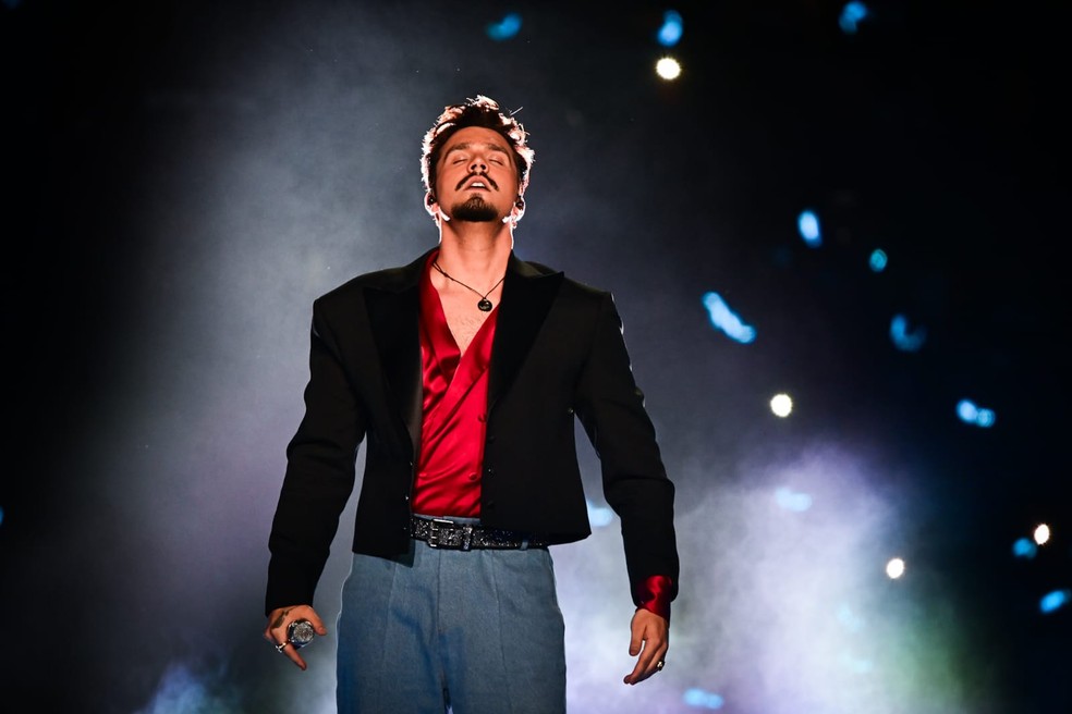 Luan Santana se emociona em gravação de DVD — Foto: Leo Franco/ AgNews