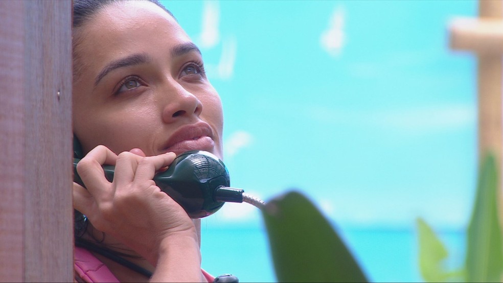 Eva atende ao Big Fone do BBB 25 nesta quarta-feira (29) — Foto: Globo