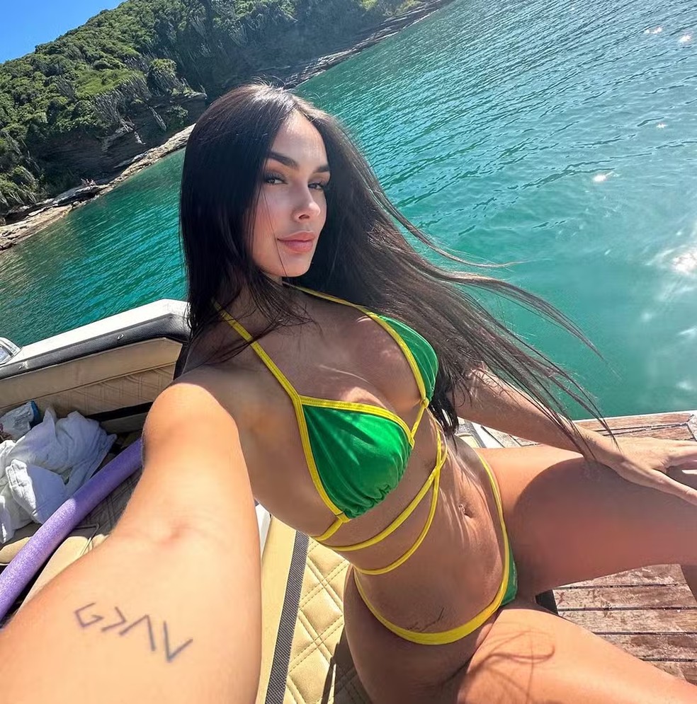 Larissa Santos veste biquíni com as cores do Brasil — Foto: Reprodução/Instagram
