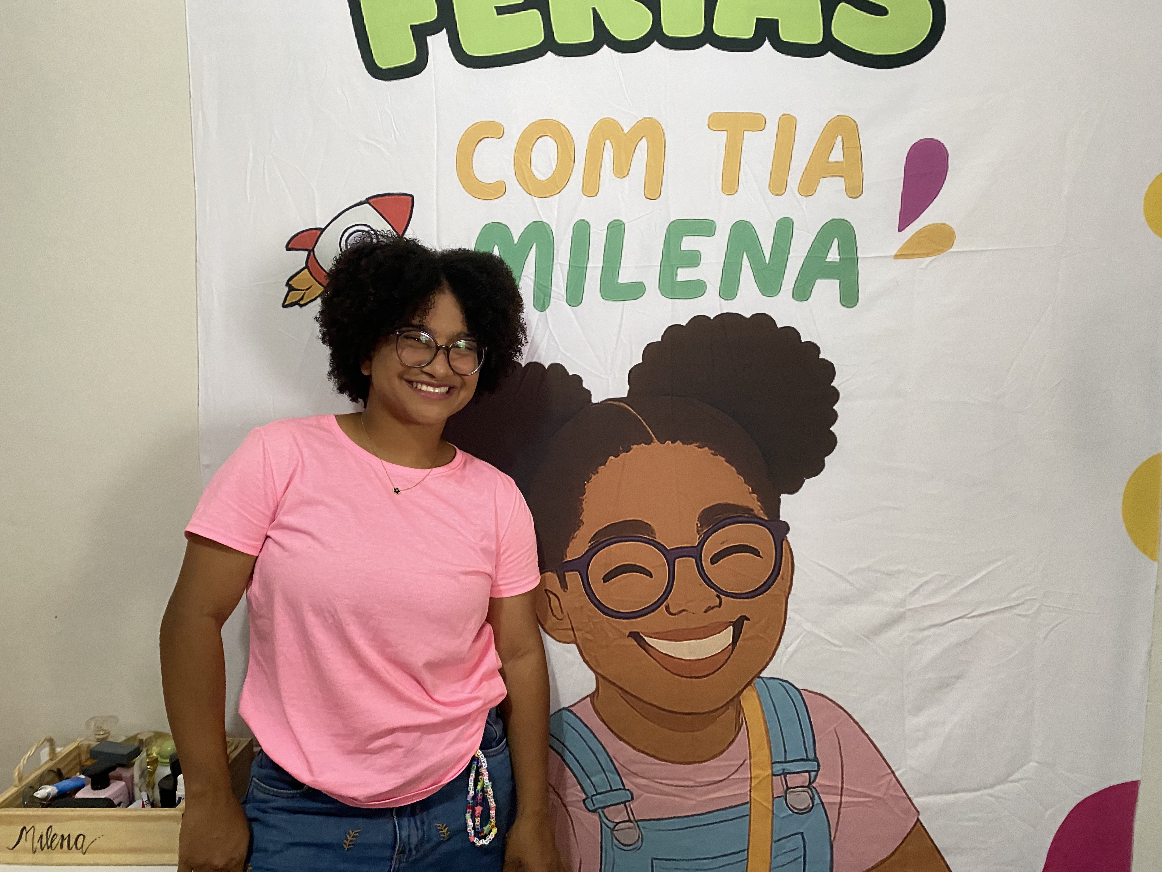 Milena, que disputa vaga no BBB 26, é recreadora infantil e não vê a irmã gêmea há três anos