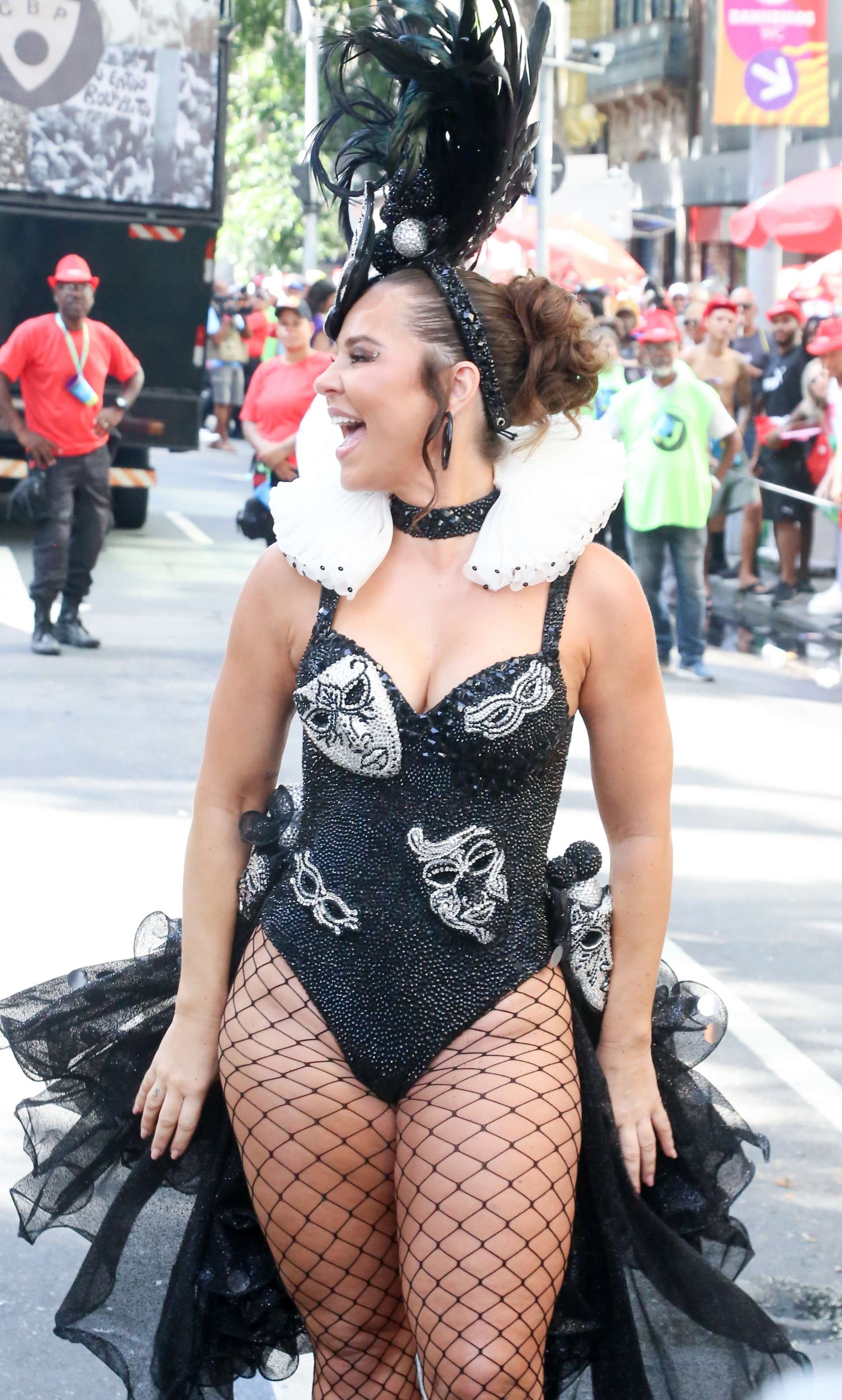 Cordão do Bola Preta leva famosos e multidão às ruas do Rio