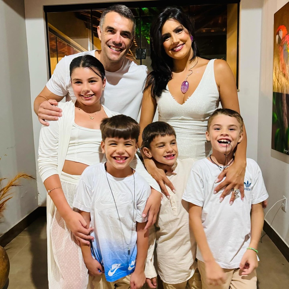 Mariana Felício, Daniel Saulo e os filhos — Foto: Reprodução/Instagram