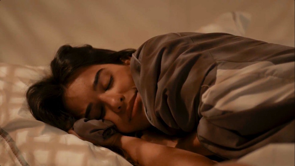 Em Renascer, Mariana deita na cama de José Inocêncio — Foto: Globo