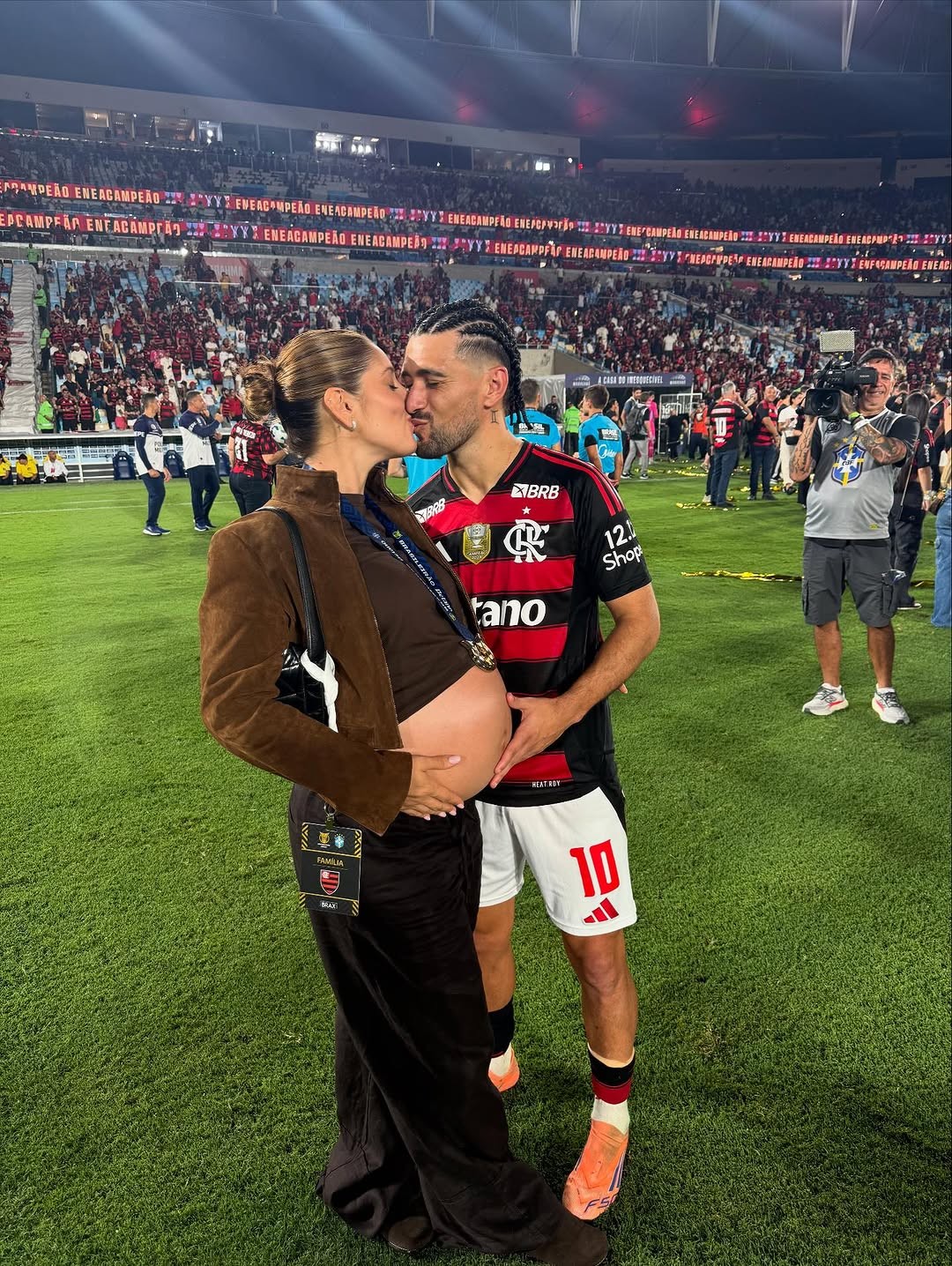 Arrascaeta, do Flamengo, anuncia nascimento de Milano, seu primeiro filho