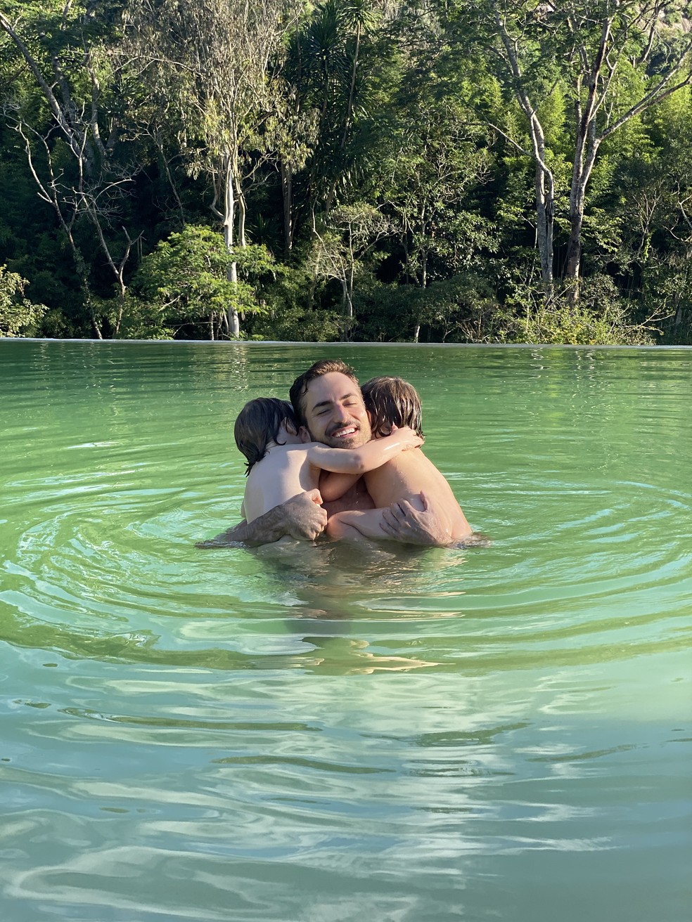 Thales abraçando os filhos gêmeos Gael e Romeu — Foto: Arquivo pessoal