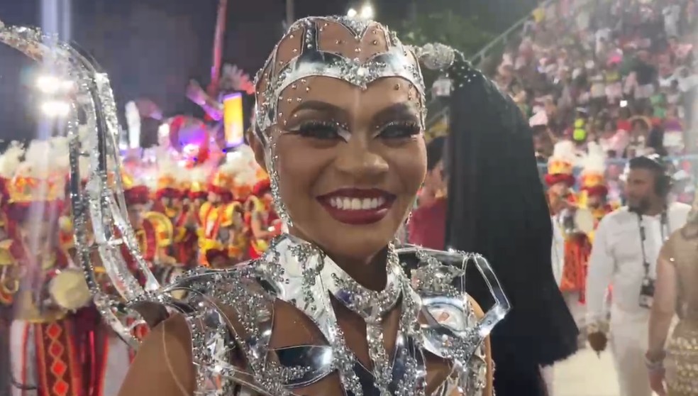 Com visual careca, rainha de bateria da UPM fala da estreia no