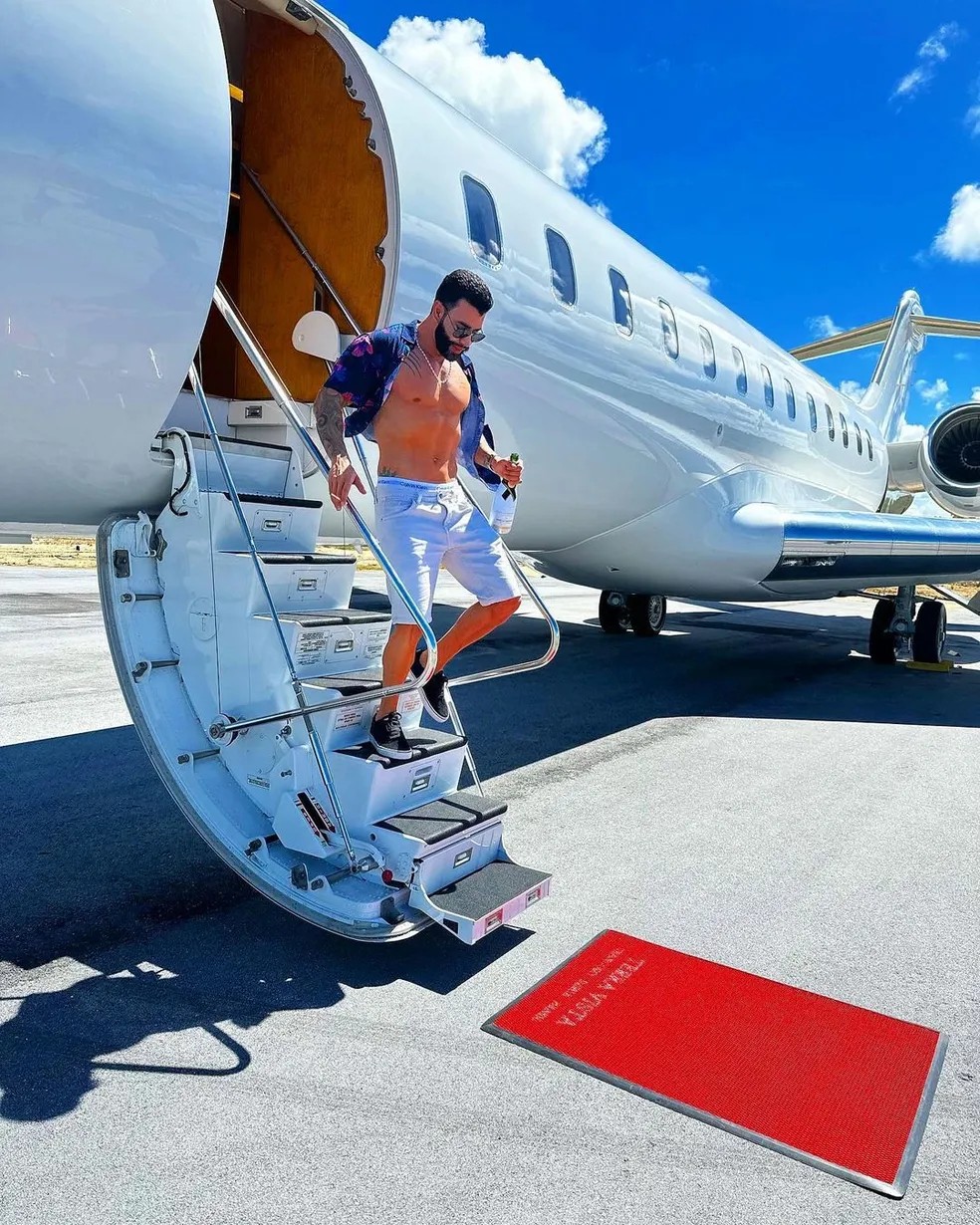 Gusttavo Lima desembarcando de seu jatinho luxuoso — Foto: Reprodução/Instagram