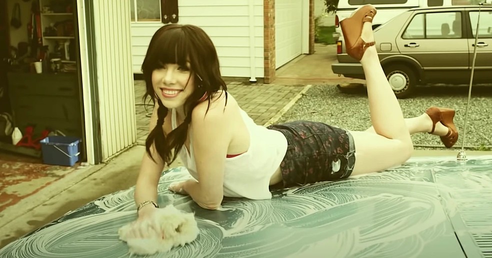 Carly Rae Jepsen no vídeo de "Call Me Maybe" — Foto: Reprodução/YouTube
