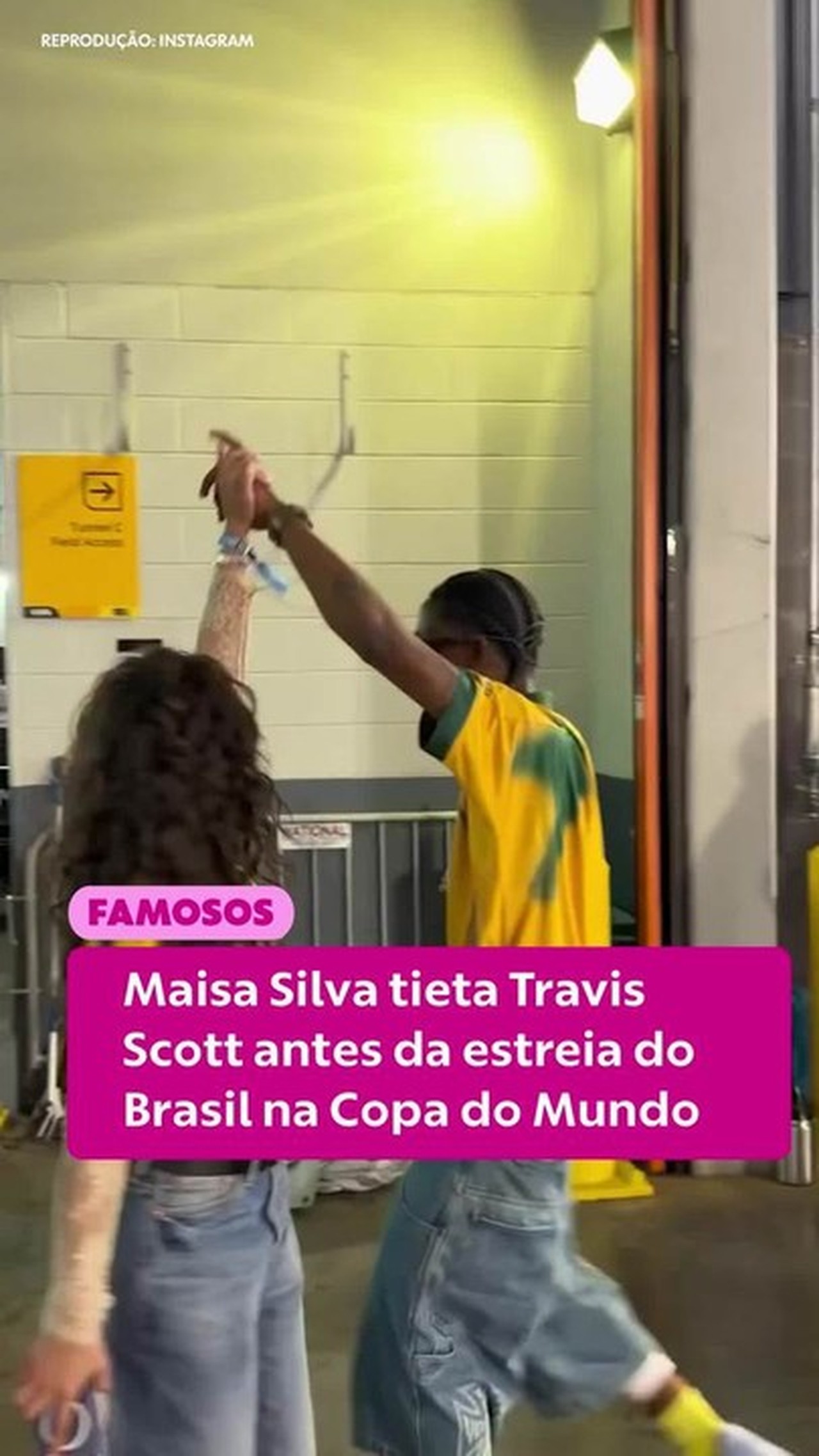 Maisa Silva tieta Travis Scott durante estreia do Brasil na Copa do Mundo