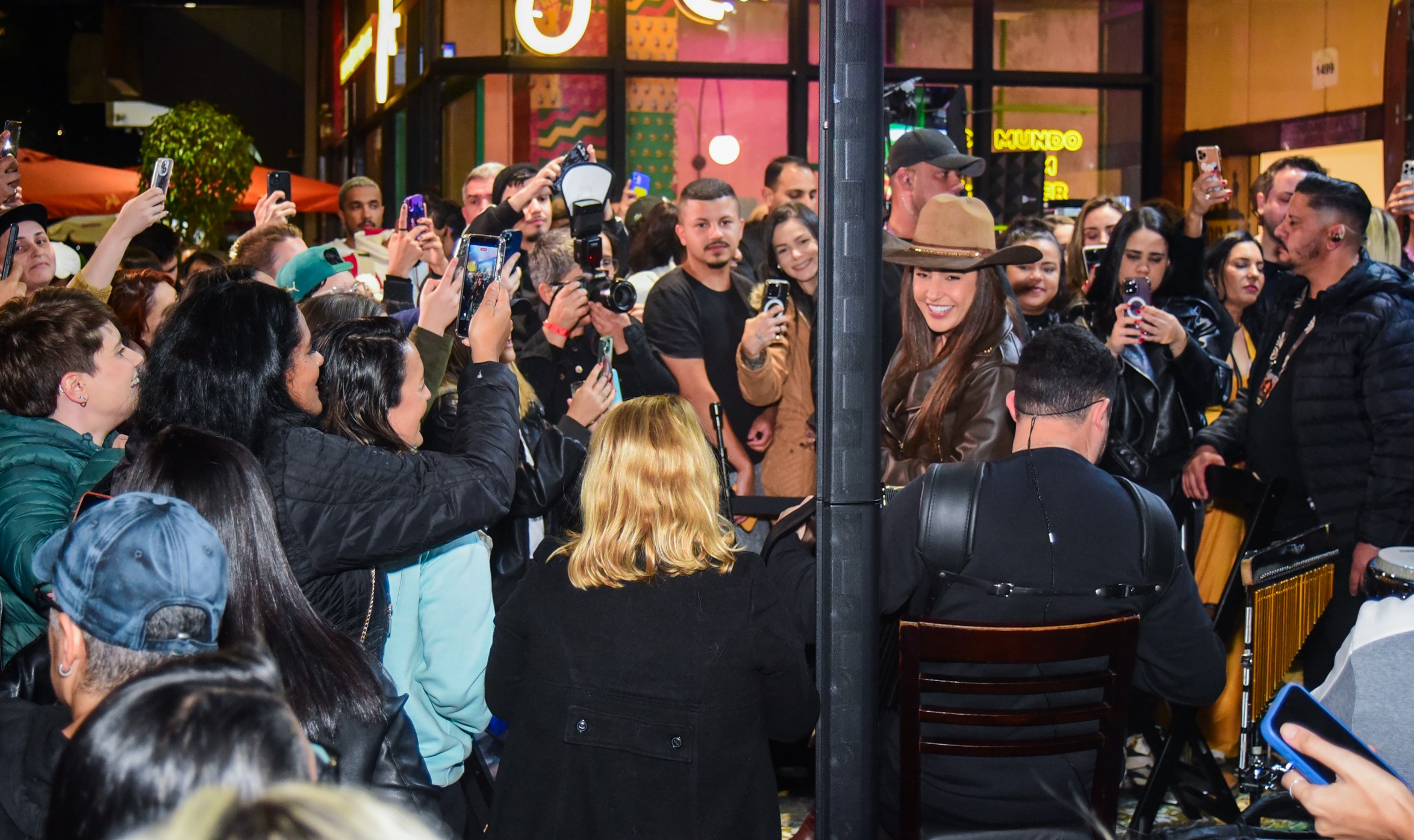 Lauana Prado faz show surpresa na avenida Paulista