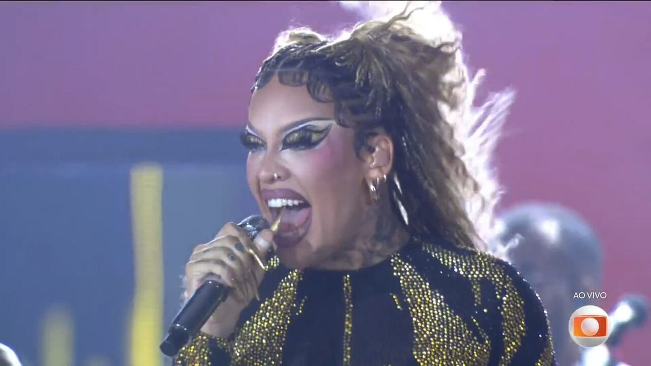 Na Festa do BBB 26, Gloria Groove surpreende brothers e cita Top 7 em 'A Queda'