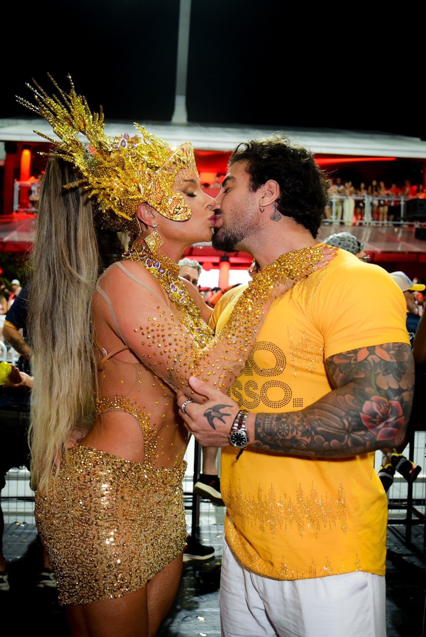 Juju Salimeni beija namorado após Desfile das Campeãs de São Paulo