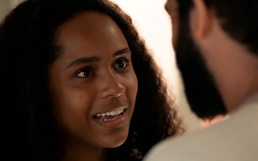 Maria Santa (Duda Santos) confessa a sua alegria ao receber a visita de José Inocêncio (Humberto Carrão) - Renascer — Foto: Globo