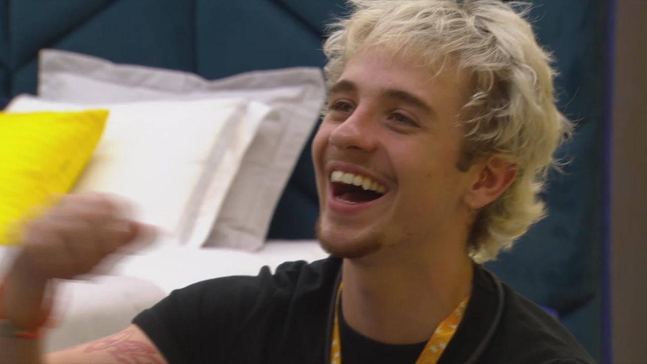 Milena passa recado para Juliano Floss através da Central do Líder, que ri da situação: 'Jamais esperaria'