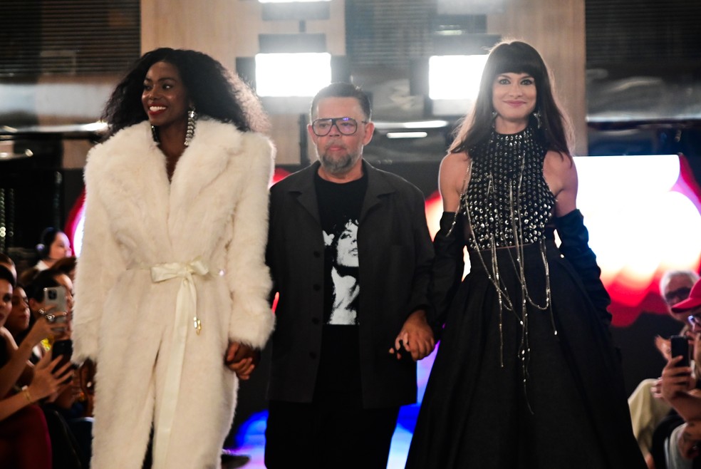 Alinne Moraes desfila depois de quase 8 anos longe das passarelas — Foto: Leo Franco e Natália Rampinelli/ Agnews