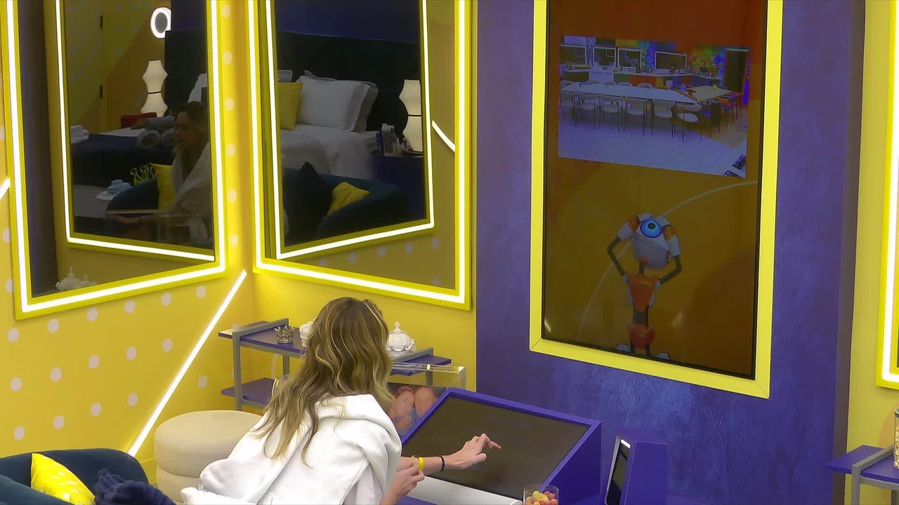 Ana Paula Renault utiliza Toque de Despertar para acordar brothers e alfineta: 'Povo chato dormindo'