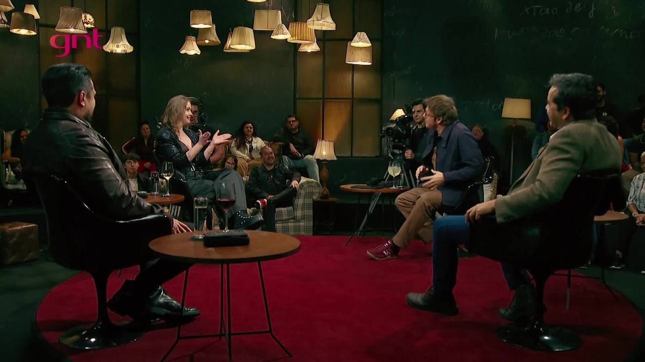 Humorista Raquel Real revela que enviou nudes para o pai sem querer e é surpreendida no palco