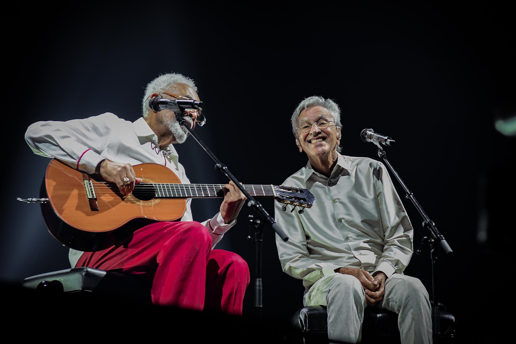 Gilberto Gil faz dueto surpresa com Caetano Veloso em show e leva fãs ao delírio; veja vídeo