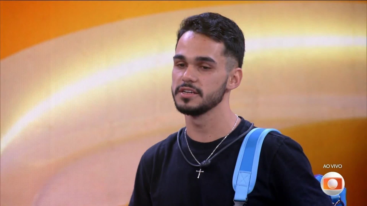 Tadeu Schmidt recebe João Gabriel e agradece: 'Valeu, menino bom'