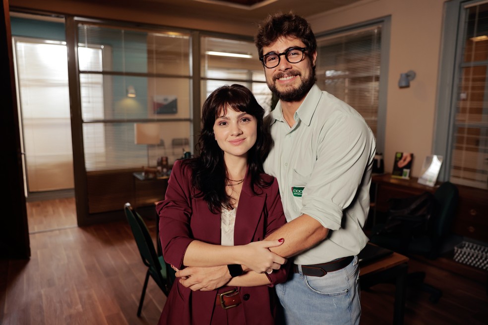 No novo episódio do gshow em Terra e Paixão, Tata Dias conta ainda que Hélio pedirá Petra em casamento — Foto: Gshow/Victor Pollak