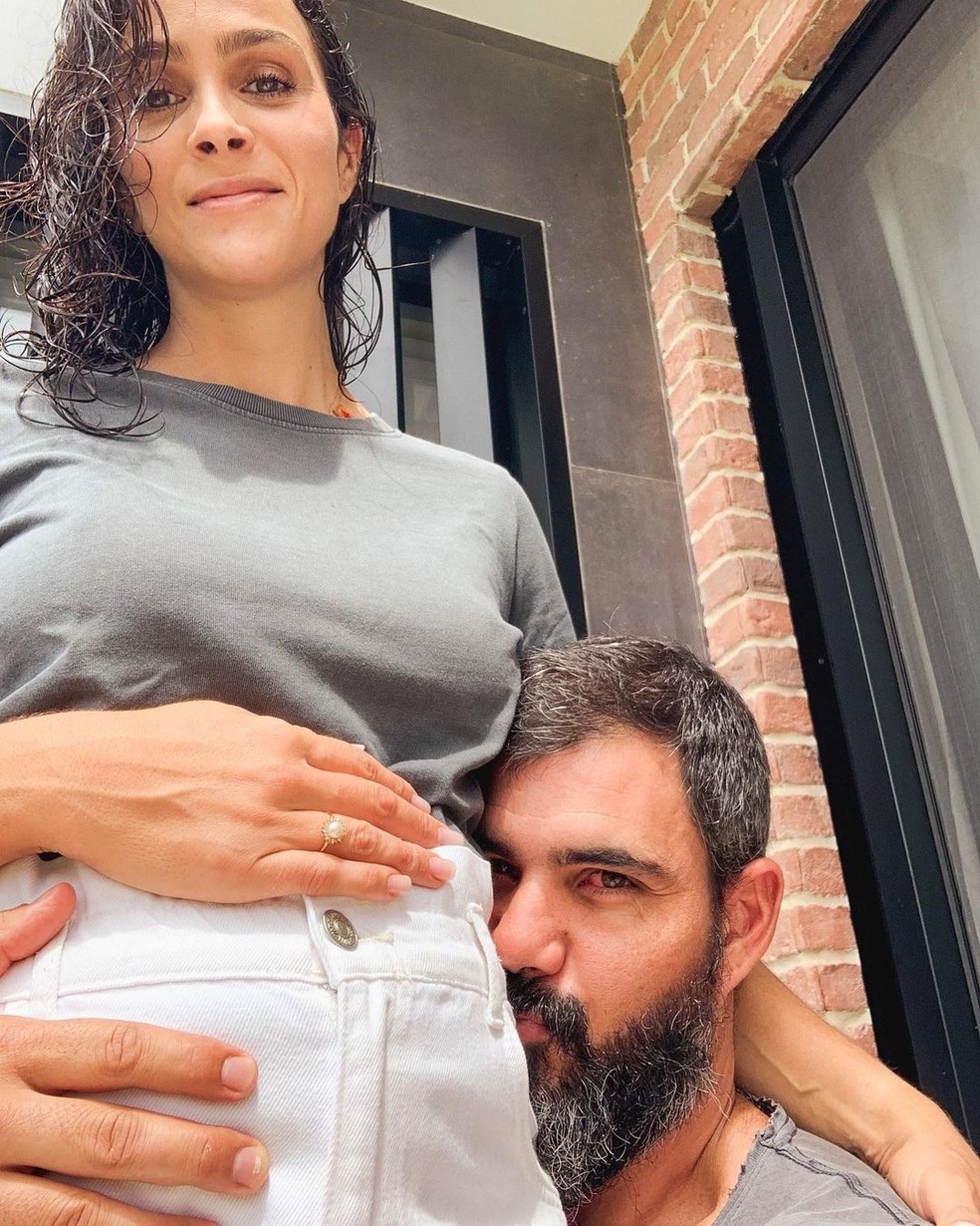 Juliano Cazarré e a esposa, Letícia, celebram a quinta gravidez — Foto: Instagram