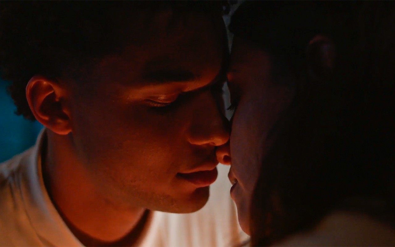 Dona de Mim: Samuel beija a advogada Vivian