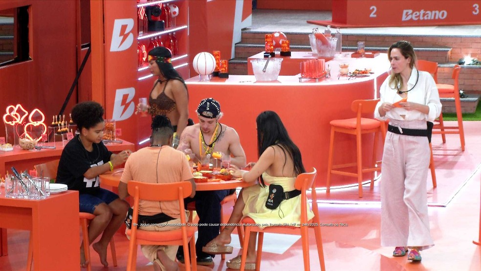 Milena ocupa lugar de Jordana à mesa durante ação, e advogada reclama: 'Eu tava comendo aí' — Foto: Globo