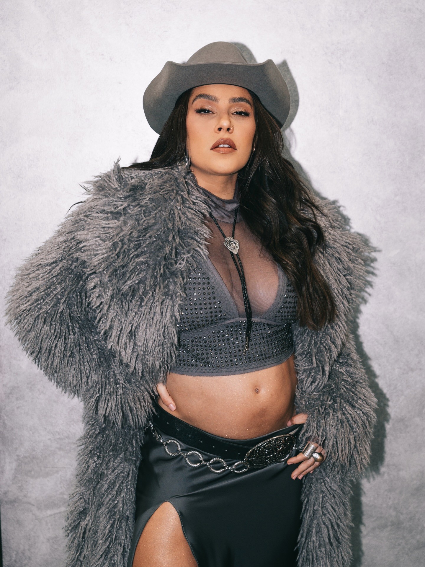 Nos Estados Unidos, Lauana Prado posa com barriga de grávida e brinca: 'Mommy and baby Dom'