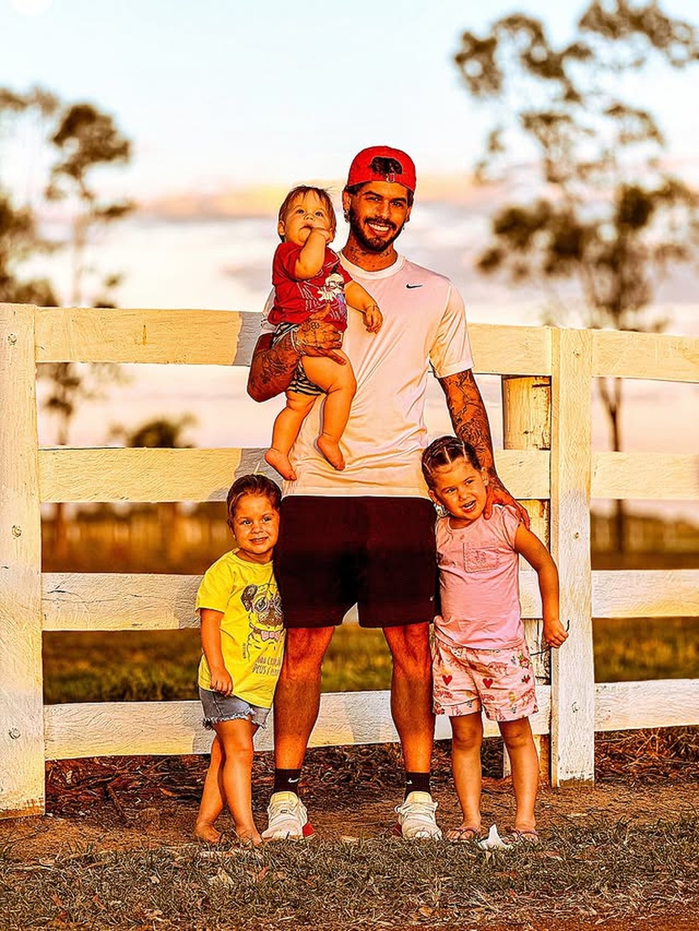 Z Felipe na fazenda Talism com os trs filhos  Foto: Instagram