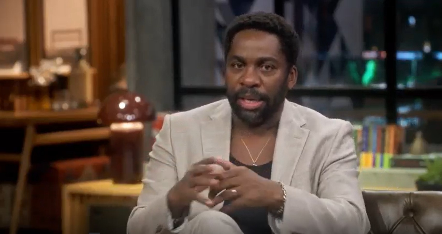 Lázaro Ramos relembra agressão vivida por sua mãe: 'Dia muito triste'