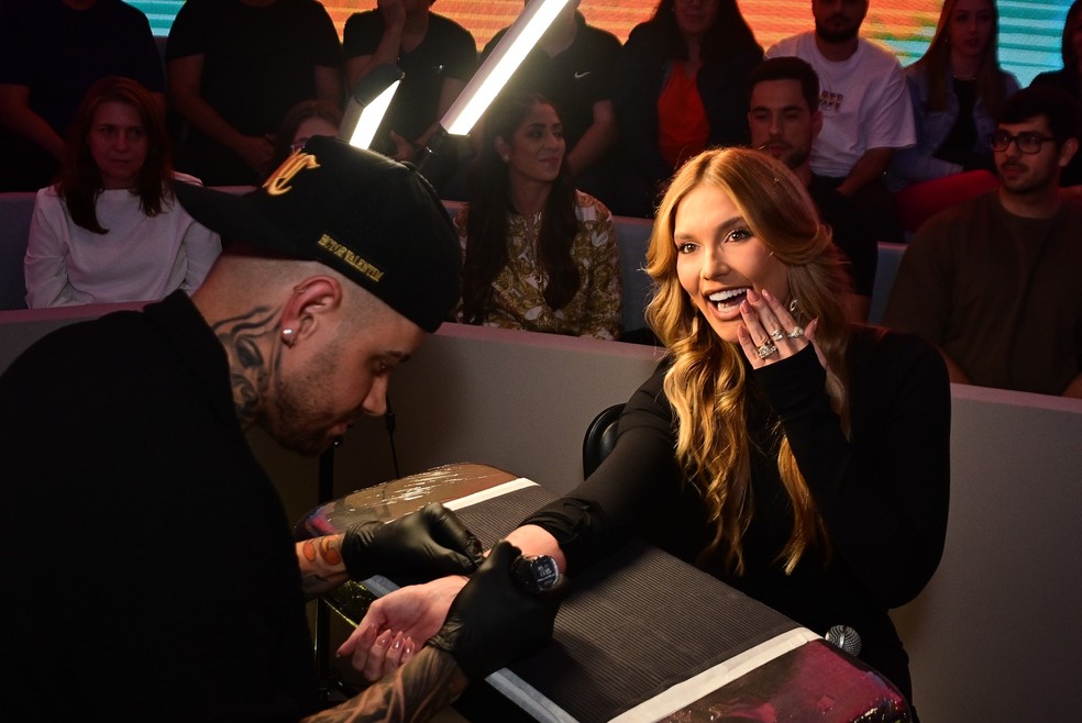 Virginia faz tatuagem em homenagem ao Teleton — Foto: Leo Franco/ Agnews