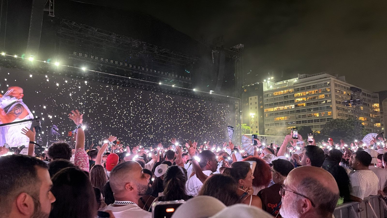 Veja efeito: pulseiras dadas pela produção de Shakira brilham em apresentação em Copacabana