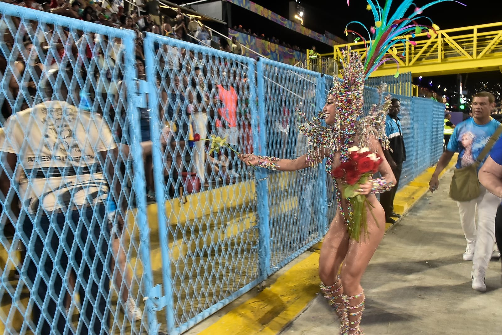 Sabrina Sato distribui rosas no setor 1 e revela fantasia com mais de 30 kg