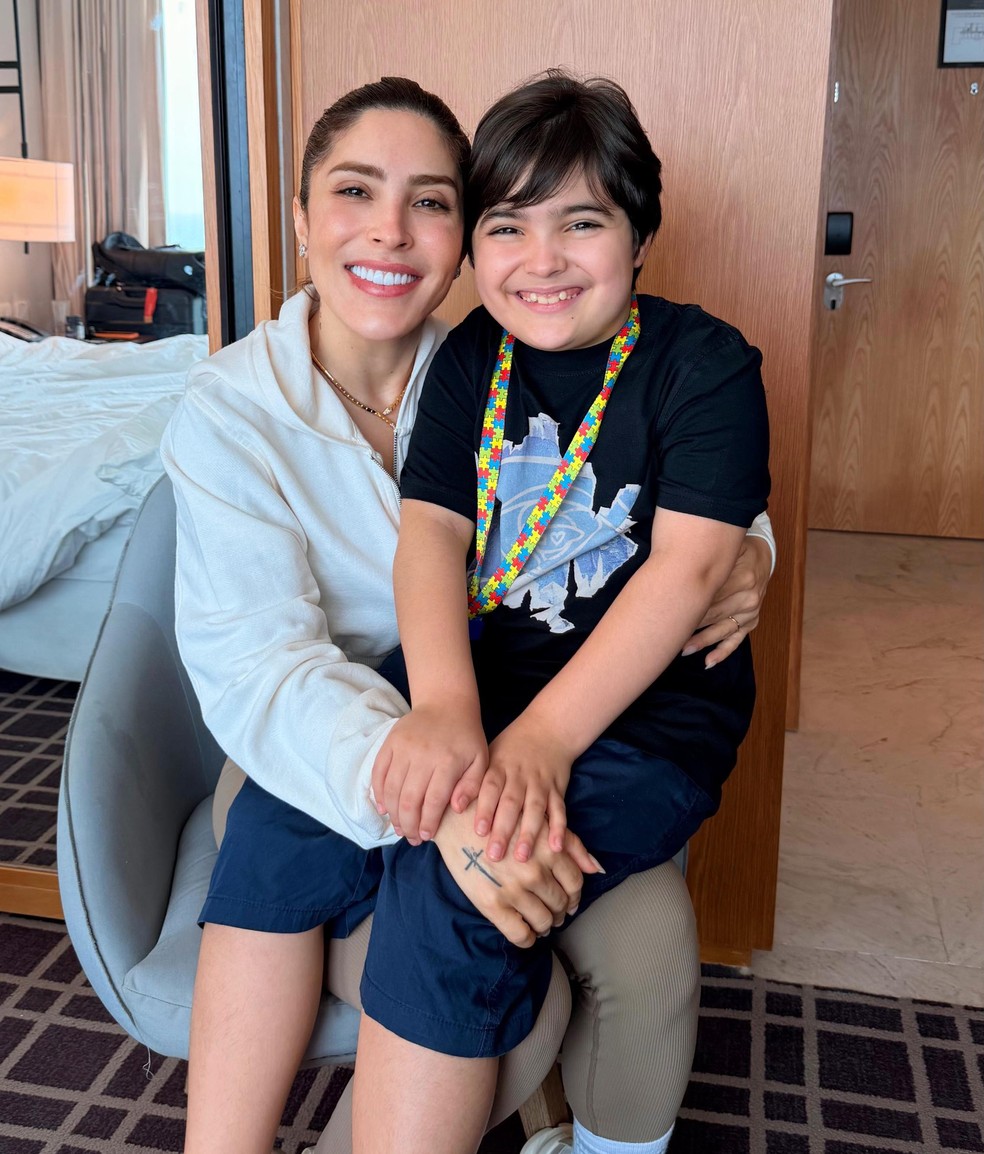Manu Bahtidão e o filho Théo — Foto: Reprodução/Instagram