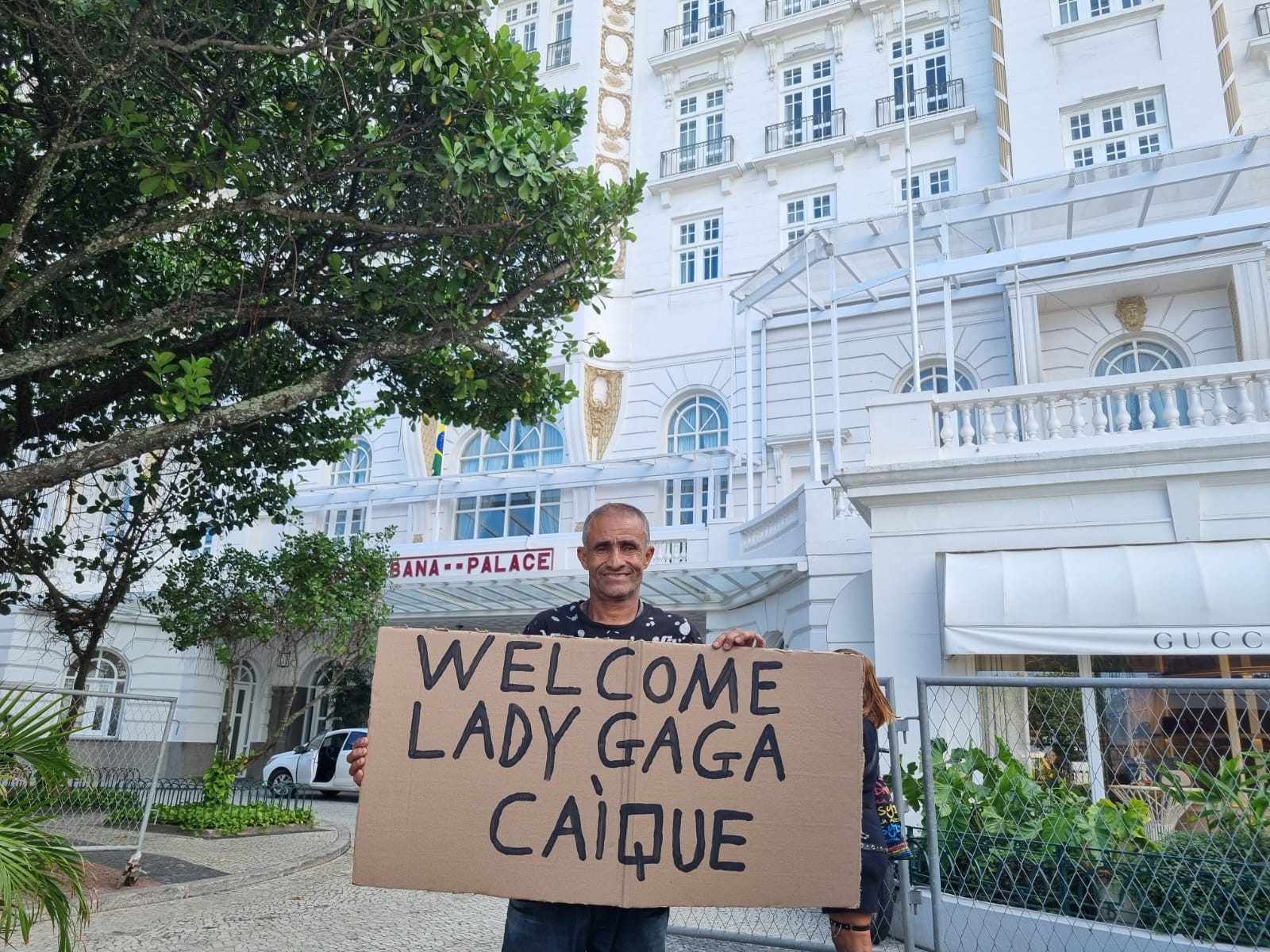 Lady Gaga no Rio: fãs já ocupam porta do Copacabana Palace para esperar a cantora
