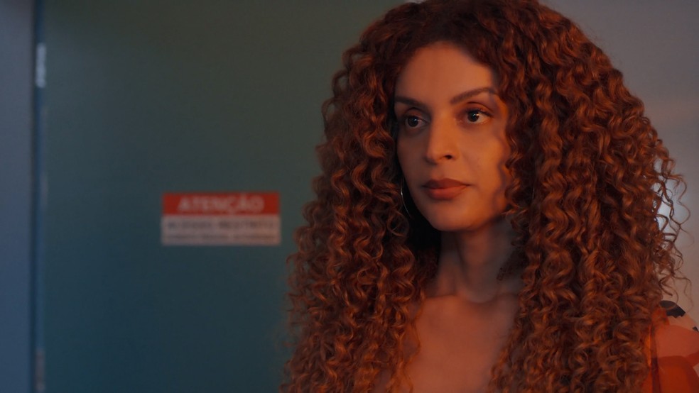 Três Graças: Leonardo pede Viviane em namoro — Foto: Reprodução/TV Globo